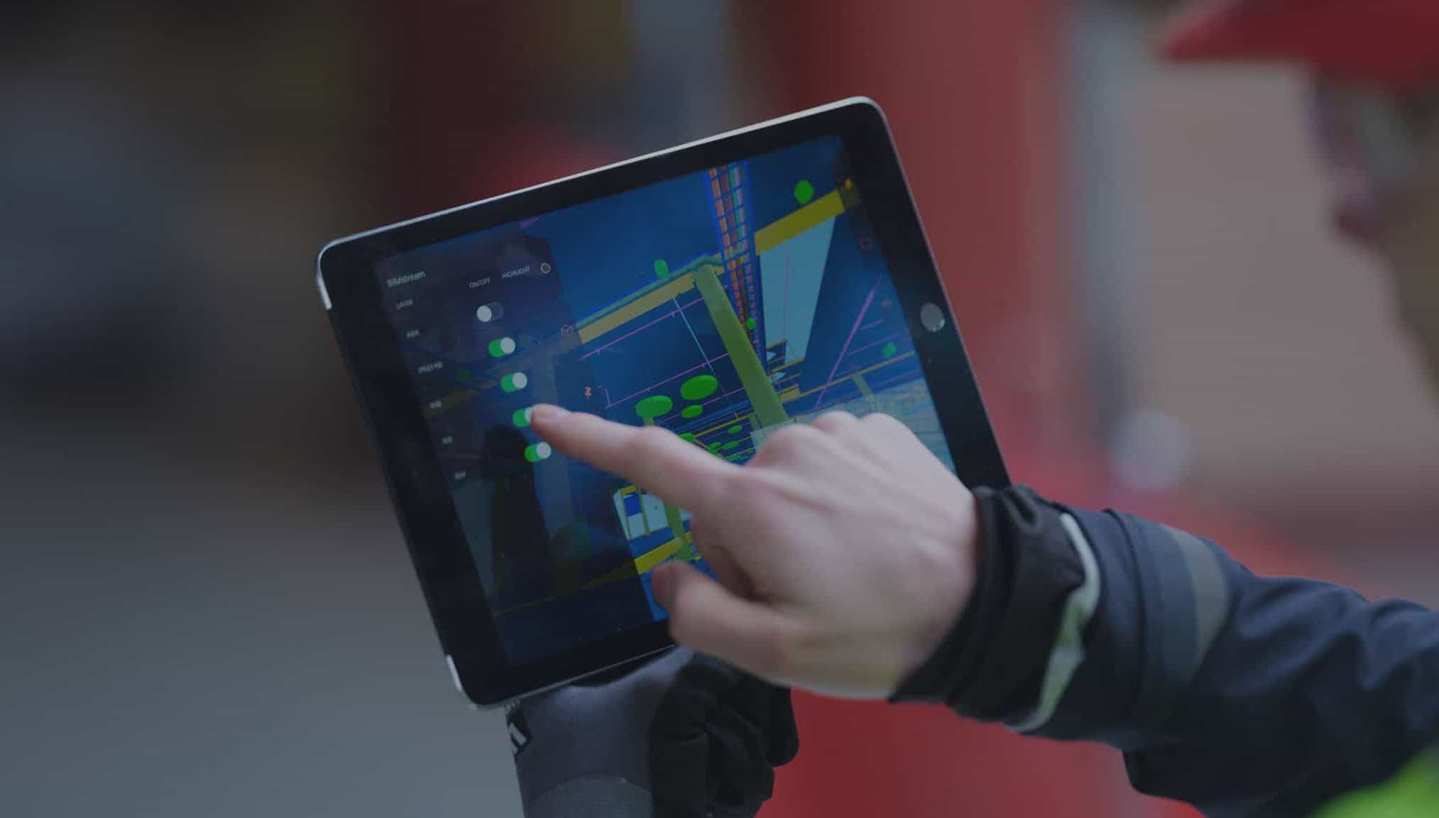 Person som bruker StreamBIM på iPad for å navigere i en 3D BIM-modell av et byggeprosjekt