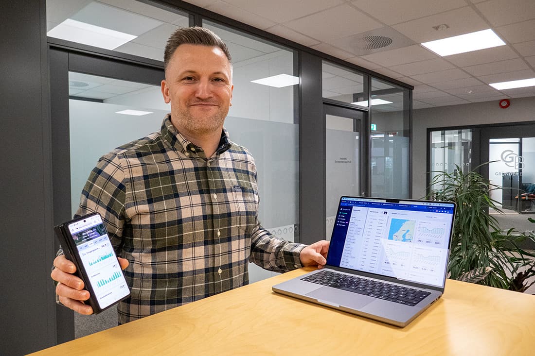 Sigve Pettersen viser en digital løsning på mobil og laptop